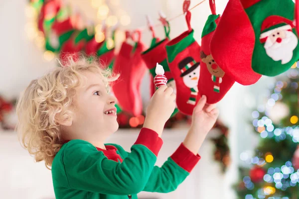 Kinderen Openen Kerstcadeaus Kind Zoek Naar Snoep Geschenken Adventskalender Winterochtend — Stockfoto