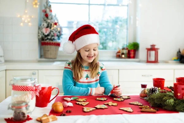 Los Niños Hornean Galletas Navidad Niño Santa Sombrero Cocina Decoración —  Fotos de Stock