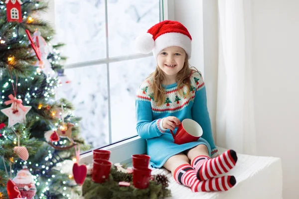 Παιδί Πίνοντας Ζεστή Σοκολάτα Στο Χριστουγεννιάτικο Δέντρο Στο Σπίτι Κούπα — Φωτογραφία Αρχείου