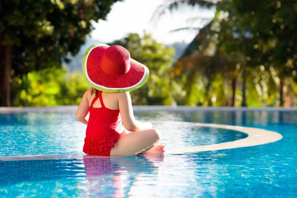 Bambino Piscina Vacanza Tropicale Famiglie Con Bambini Bambina Con Costume — Foto Stock