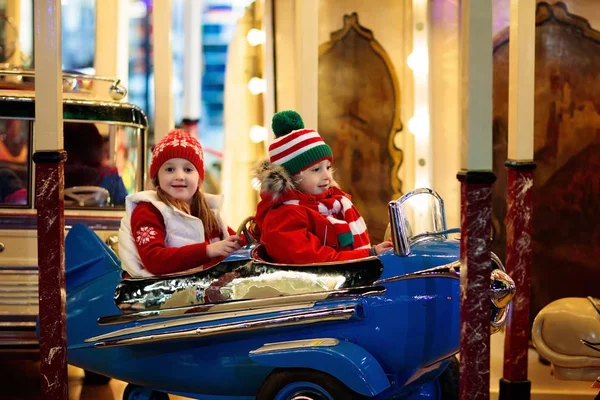 Kinder Auf Dem Weihnachtsmarkt Kind Beim Traditionellen Straßenweihnachtsmarkt Deutschland Winter — Stockfoto