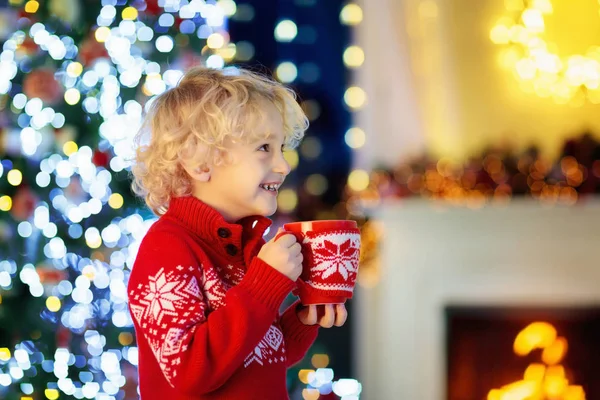 Criança Bebendo Chocolate Quente Árvore Natal Casa Caneca Bebida Decorada — Fotografia de Stock