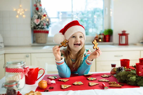 Los Niños Hornean Galletas Navidad Niño Santa Sombrero Cocina Decoración —  Fotos de Stock