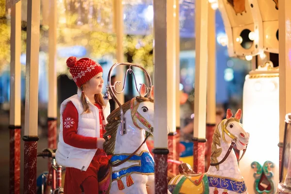 Дети Рождественской Ярмарке Ребенок Традиционном Уличном Рождественском Рынке Германии Зимнее — стоковое фото