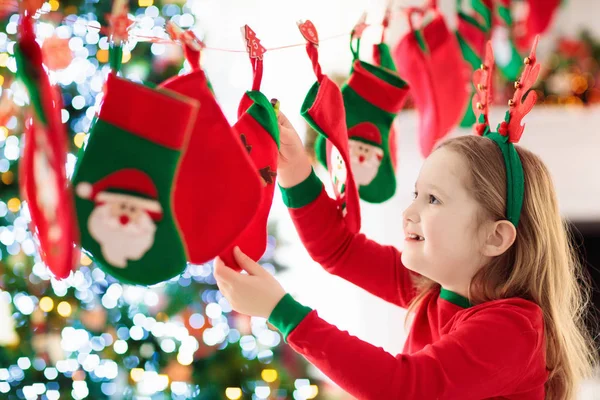 Kinderen Openen Kerstcadeaus Kind Zoekt Suikergoed Geschenken Adventkalender Winterochtend Versierd — Stockfoto