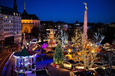 Noel Lüksemburg'adil. Eski Avrupa şehir merkezinde geleneksel Noel pazarının havadan görünümü. Şehir kış tatilleri için dekore edilmiştir. Eğlence ve Noel hediyeleri için Avrupa'nın alışveriş. 