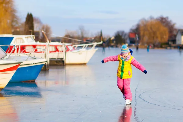 Criança Patinação Gelo Canal Congelado Com Moinhos Vento Neve Holanda — Fotografia de Stock