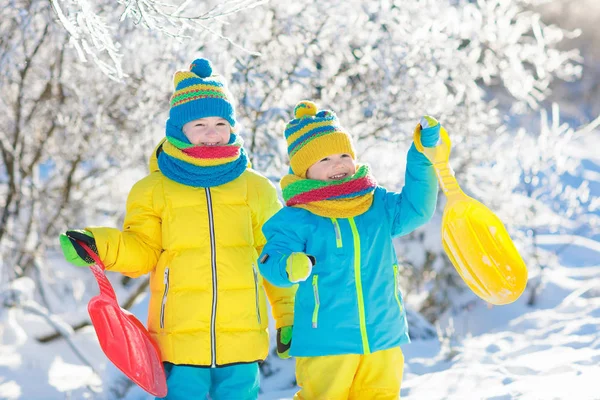 Kleine Mädchen Und Jungen Genießen Die Schlittenfahrt Kinderrodeln Kleinkind Beim — Stockfoto