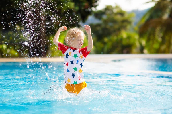 孩子们在游泳池里玩耍 和孩子们一起过暑假在热带岛屿度假胜地 小男孩在异国情调的假日跳入水中 孩子们游泳 幼儿积极参加户外运动 — 图库照片