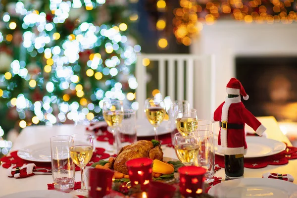 Cena Navidad Chimenea Árbol Navidad Decorado Plato Con Pavo Asado — Foto de Stock