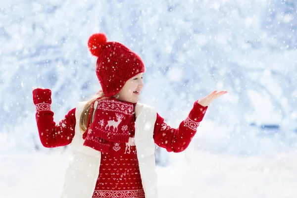 Criança Chapéu Vermelho Brincando Neve Nas Férias Natal Inverno Diversão — Fotografia de Stock