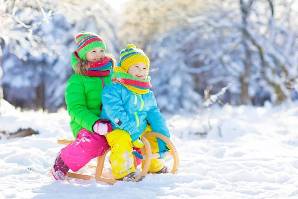 小女孩和男孩喜欢坐雪橇 孩子们滑行 Toddler的孩子骑着雪橇孩子们在外面雪地里玩耍 孩子们在雪地的公园里滑雪橇 家庭圣诞假期的户外乐趣 — 图库照片
