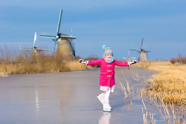 Детское Катание Коньках Замерзшему Каналу Ветряными Мельницами Снегом Голландии Маленькая — стоковое фото