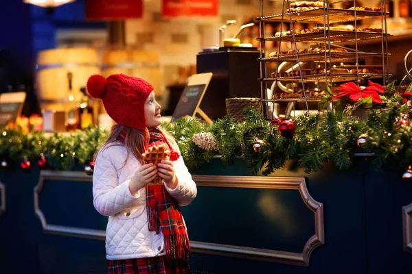 Kinder Shoppen Einem Verschneiten Wintertag Auf Dem Traditionellen Weihnachtsmarkt Deutschland — Stockfoto