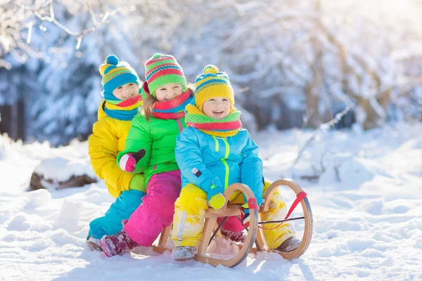 Kleine Mädchen Und Jungen Genießen Die Schlittenfahrt Kinderrodeln Kleinkind Beim — Stockfoto