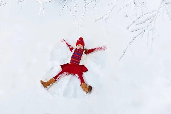 Dítě Dělá Snow Angel Slunných Zimních Ráno Děti Zimní Venkovní — Stock fotografie