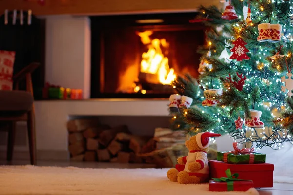 Árvore Natal Com Presentes Lareira Decorada Celebração Familiar Férias Inverno — Fotografia de Stock