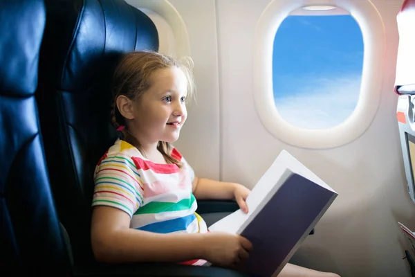 Çocuk Uçak Pencere Koltuğuna Oturan Hava Uçak Kitap Ile Evlat — Stok fotoğraf