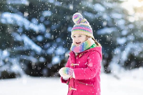 Barn Leker Med Snö Vintern Liten Flicka Färgglada Jacka Och — Stockfoto