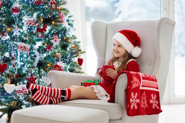 Niño Bebiendo Chocolate Caliente Árbol Navidad Casa Niño Abriendo Regalos — Foto de Stock