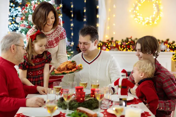 Família Com Crianças Comendo Jantar Natal Lareira Árvore Natal Decorada — Fotografia de Stock