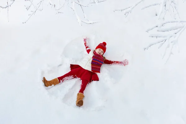 Dítě Dělá Snow Angel Slunných Zimních Ráno Děti Zimní Venkovní — Stock fotografie