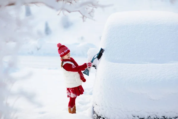 Kind Räumt Nach Sturm Schnee Vom Auto Kind Mit Winterbürste — Stockfoto