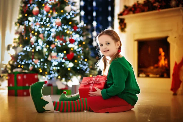 Regalo Apertura Niños Árbol Navidad Casa Niño Disfrazado Elfo Con — Foto de Stock