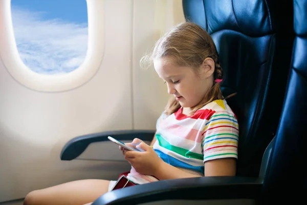 Niño Avión Niño Con Teléfono Móvil Avión Asiento Ventana Entretenimiento — Foto de Stock