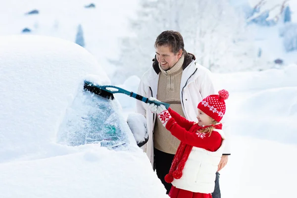 Père Enfant Brossant Pelletant Neige Hors Voiture Après Tempête Parent — Photo