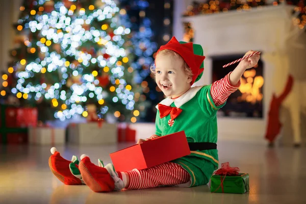 Kindercadeautje Bij Kerstboom Thuis Kid Elf Kostuum Met Kerstcadeaus Speelgoed — Stockfoto