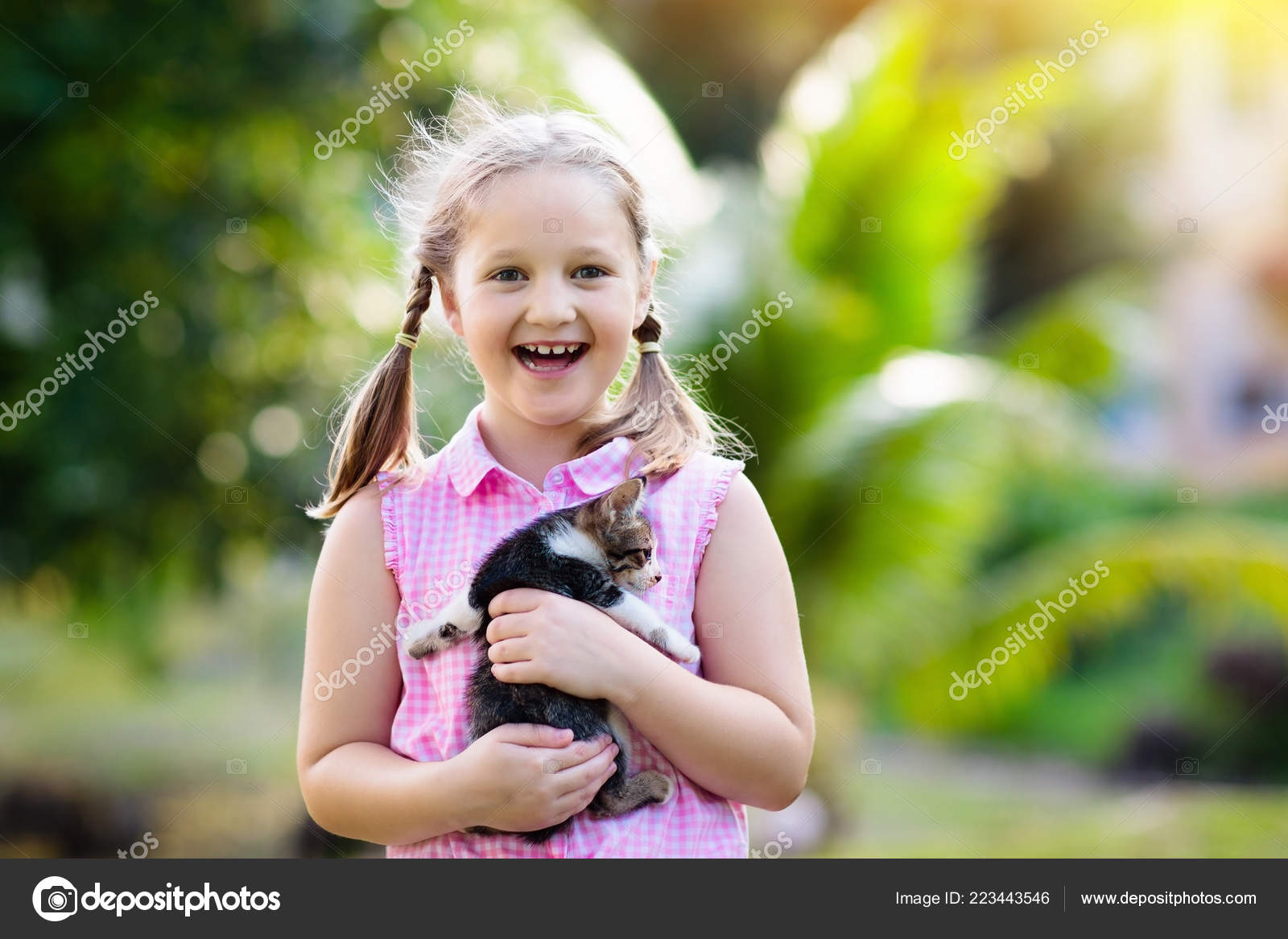 Enfant Tenant Bebe Chat Enfants Animaux Domestiques Petite Fille Etreignant Image Libre De Droit Par Famveldman C Enfant Tenant Bebe Chat Enfants Animaux Domestiques Petite Fille Etreignant Image Libre De Droit Par Famveldman C