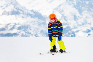 Dağlarda Kayak çocuk. Kayak Okulu evlat. Çocuklar için kış sporları. Alplerde aile Noel tatili. Çocuk yokuş aşağı Kayak öğrenin. Alpine Kayak ders erkek ya da kız için. Açık kar eğlenceli.