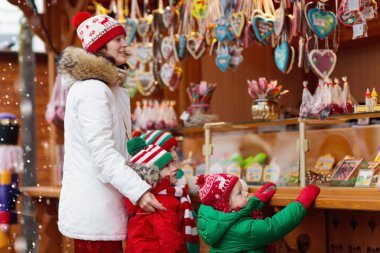 Anne ve çocuk, geleneksel Alman Xmas caddesi pazarında el yapımı cam Noel ağacı süslerini izliyorlar. Karlı bir günde Noel hediyesi almak için çocuk alışverişi yapan bir aile..