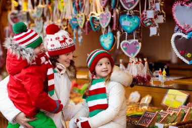 Anne ve çocuk, geleneksel Alman Xmas caddesi pazarında el yapımı cam Noel ağacı süslerini izliyorlar. Karlı bir günde Noel hediyesi almak için çocuk alışverişi yapan bir aile..