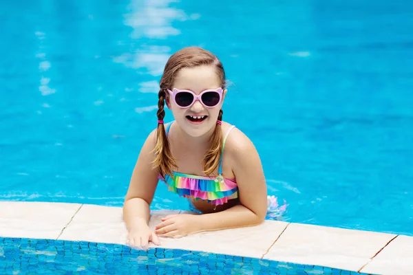 Criança Brincando Piscina Férias Verão Com Crianças Menina Pulando Água — Fotografia de Stock