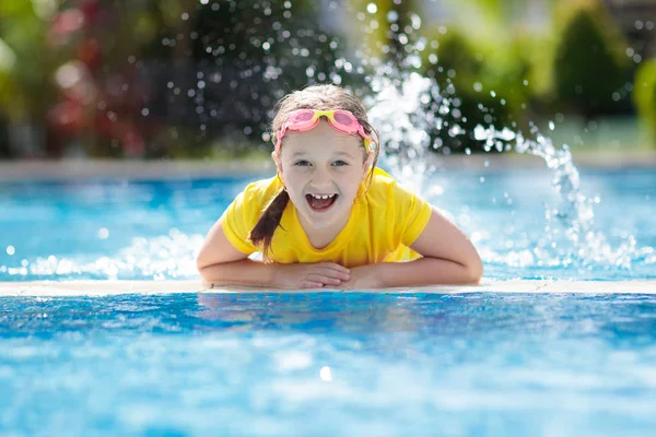 Criança Brincando Piscina Férias Verão Com Crianças Menina Pulando Água — Fotografia de Stock