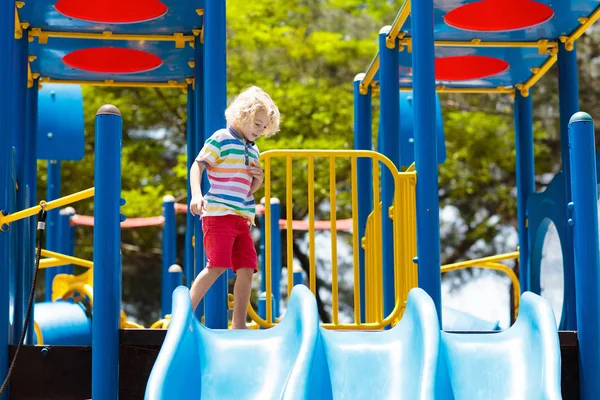 Kinder Klettern Und Rutschen Auf Dem Außenspielplatz Kinder Spielen Sonnigen — Stockfoto