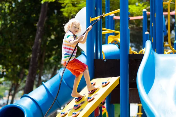 Kinderen Klimmen Glijden Speelplaats Kinderen Spelen Zonnige Zomer Park Activiteiten — Stockfoto