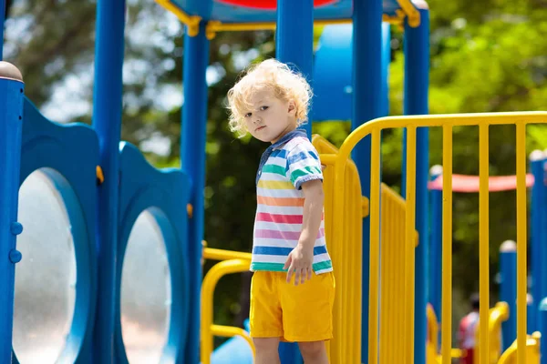 Crianças Escalando Deslizando Playground Livre Crianças Brincam Ensolarado Parque Verão — Fotografia de Stock