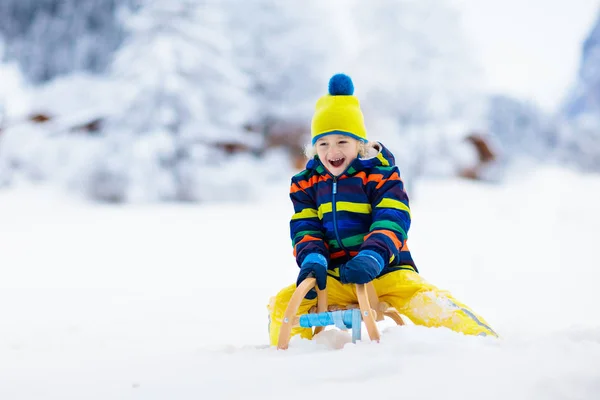 썰매타는 즐기는 아동복이요 썰매타는 아이들은 야외에서 놀이를 아이들은 겨울에 알프스 — 스톡 사진
