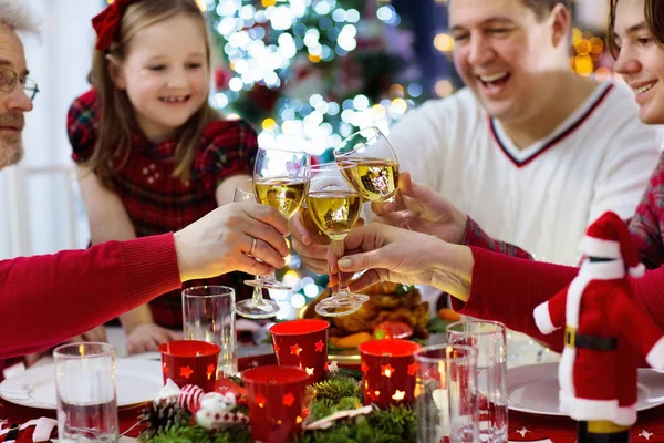 Familia Con Niños Cenando Cena Navidad Chimenea Decorado Árbol Navidad —  Fotos de Stock