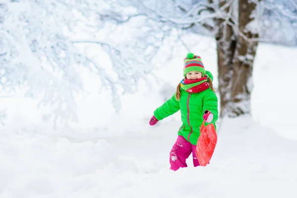 小女孩喜欢坐雪橇 孩子们滑行 Toddler的孩子骑着雪橇孩子们在外面雪地里玩耍 孩子们在阿尔卑斯山里滑雪橇 家庭圣诞假期的户外乐趣 — 图库照片