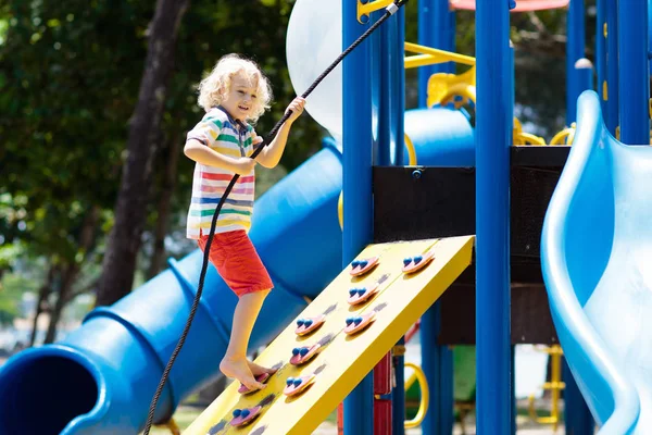 Kinder Klettern Und Rutschen Auf Dem Außenspielplatz Kinder Spielen Sonnigen — Stockfoto