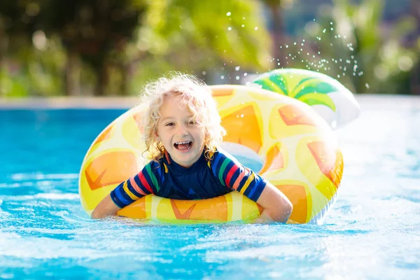 Kind Met Opblaasbare Speelgoed Ring Float Zwembad Kleine Jongen Leren — Stockfoto