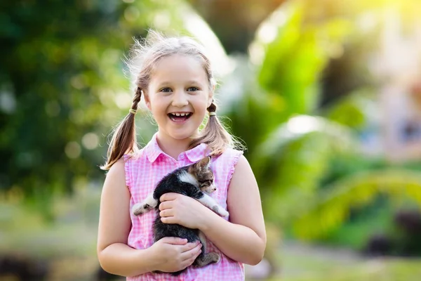 抱着小猫咪的孩子孩子和宠物 小女孩在夏天的花园里抱着可爱的小猫 有孩子的家庭中的家畜 养宠物的儿童 — 图库照片