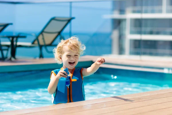 Niños Nadando Azotea Piscina Aire Libre Vacaciones Familiares Asia Mar — Foto de Stock