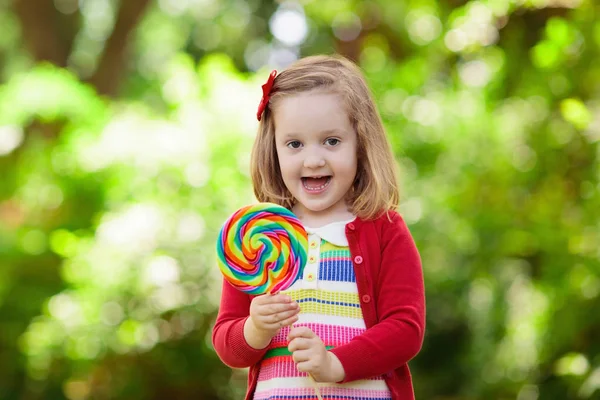 Söt Liten Flicka Med Stora Färgglada Lollipop Barn Äter Söt — Stockfoto