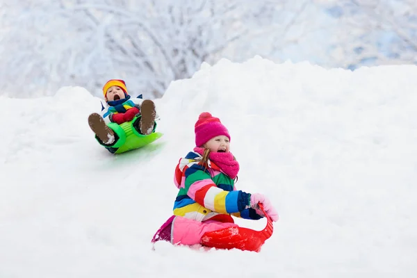 Ragazzina Ragazzo Che Godono Giro Slitta Slitta Infantile Bambino Che — Foto Stock