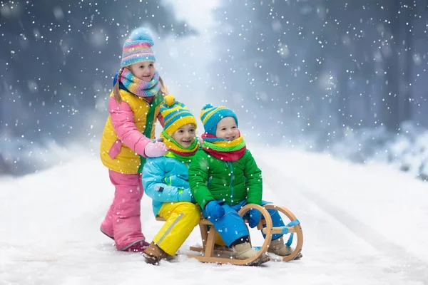 Liten Flicka Och Pojke Njuter Släde Rida Barnspann Småbarn Som — Stockfoto